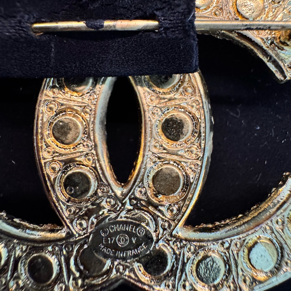 CHANEL Gold and Pearl Brooch - Picture 5 of 14